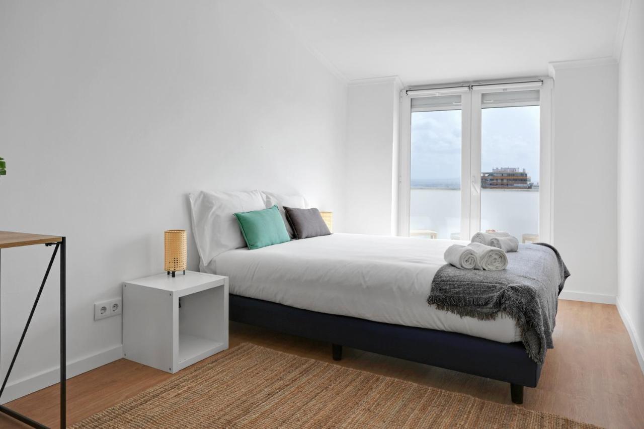 Sunny 2 Bedroom Apartment In Almada - Balconies With River View Exterior photo
