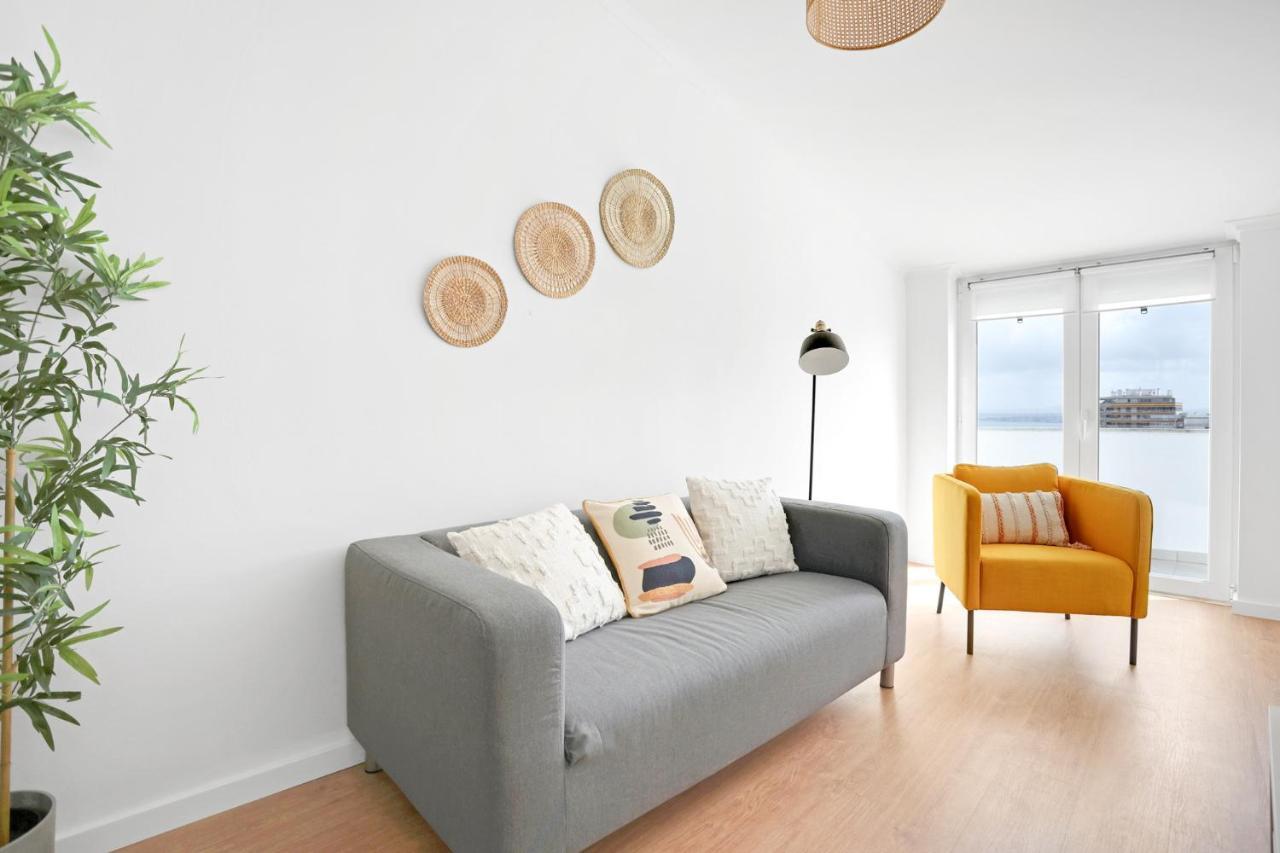 Sunny 2 Bedroom Apartment In Almada - Balconies With River View Exterior photo