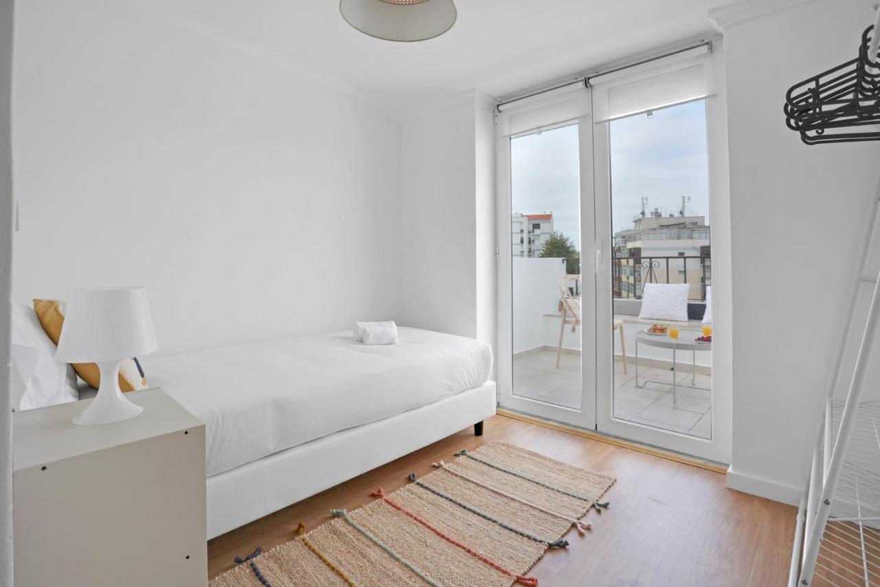 Sunny 2 Bedroom Apartment In Almada - Balconies With River View Exterior photo