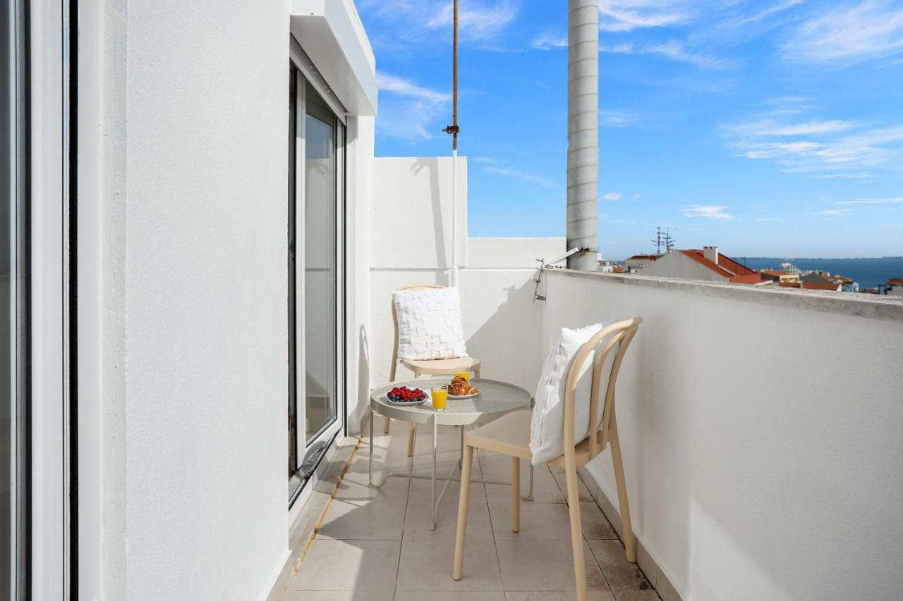 Sunny 2 Bedroom Apartment In Almada - Balconies With River View Exterior photo