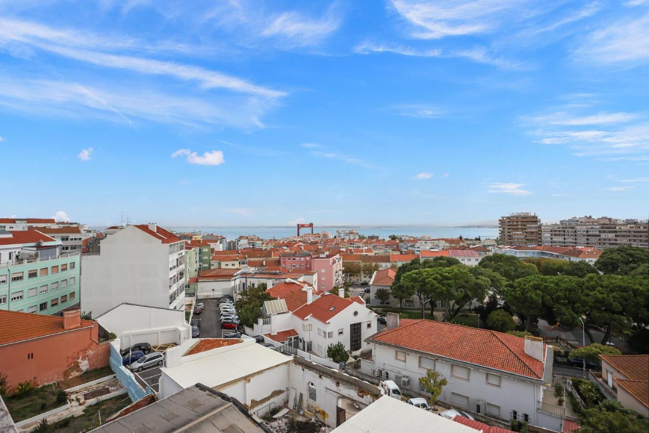 Sunny 2 Bedroom Apartment In Almada - Balconies With River View Exterior photo